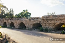 Акведукты в Кейсарии. Фото - Юрий Юхацков.