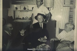 Одна из фотографий на стене дома.