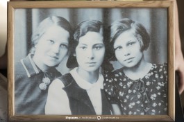 Старые фотографии на комоде.