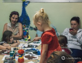 В матнасе в Хайфе, провожу урок израильским деткам - учу искусству.