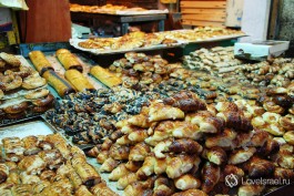 Рынок Маханэ Йеуда в Иерусалиме - это невероятно вкусная местная выпечка! Фото - Игорь Гершензон.