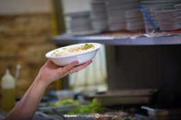 А вот так его нежно держит в руках арабская женщина, приготовившая его в Яффо!
