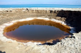 Воронки на побережье Мертвого моря.