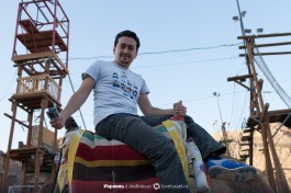 Отдыхающий израильтянин на верблюде.