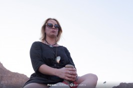 Гордо усевшись, глядя в даль :)