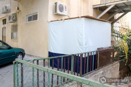 Сукка. В период праздника Суккот в ней предписано кушать минимум дважды в день.