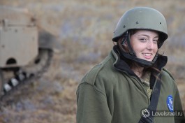 Девушки в Армии Обороны Израиля проходят службу наравне с мужчинами.