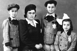 Еврейская семья с желтыми звездами Давида на одежде. Нацисты обязали евреев носить эти звезды всегда и везде.