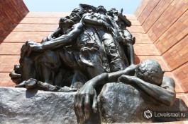 Памятник восставшим евреям Варшавского Гетто в музее Яд Вашем в Иерусалиме.