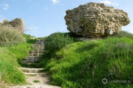 Развалины старинной крепости в Ашдоде... юном промышленном городе с богатым прошлым.