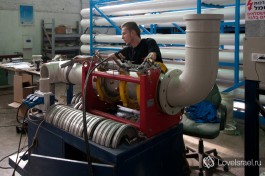 Работник производственногоцеха GES.
Ник собирает систему трубопроводов системы водоподготовки для электрической станции по чертежам проектного отдела.