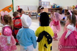 Веселый праздник Пурим - даже воспитательница была в костюме!