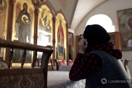 После трапезы некоторые сестры и паломники задерживаются на несколько минут, чтобы помолиться Богу.