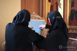 Сестры готовятся к службе.