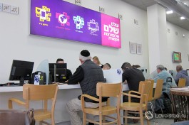 Обслуживание клиентов проходит четко и без суеты: берете номерок и ожидаете очереди, читая газету за уютным столиком :)