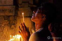 Все свечи, горящие в Храме Гроба Господня, зажигаются от Благодатного огня.