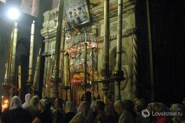 Паломники у входа в Кувуклию. Храм Гроба Господня 