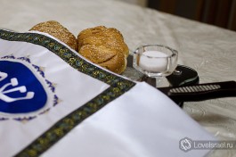 Стол готов к церемониальной трапезе.
