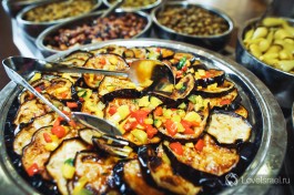 Баклажаны чрезвычайно популярны в Израиле, этот вкуснейший овощ готовят тут в десятках различных вариаций.