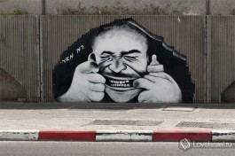 Пожалуй одна из самых известных работ - настенный рисунок напротив башен Азриели. Смотрели 