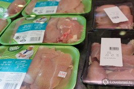 Свежее мясо и курица. Обычно расфасовывается прямо в супермаркете.