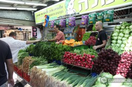Овощная лавка на рынке Кармель. Цены в Израиле.
