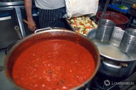 Зачастую в крупных кошерных ресторанах есть раздельные кухни: мясная и молочная.