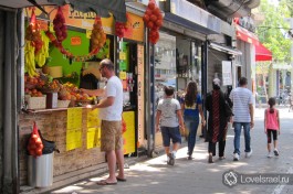 В фруктовых ларьках на улицах города всегда можно купить стакан свежевыжатого сока. Любите?