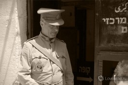 Экскурсия по тюрьме проводится от имени британского военного полицейского.