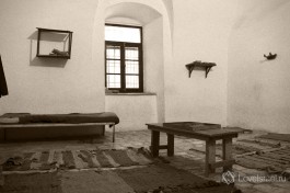 Комната, где содержали узников подполья. На кушетке спал надзиратель-мухтар.