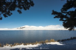 Вид на озеро и горы.