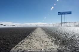 Дорога. На самом деле не видно на фотографии, но от нее идет пар от испарившегося снега.