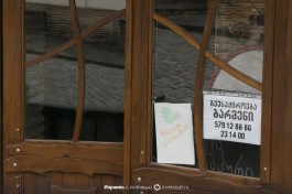 Двери Дворца Бракосочетания в Сигнахи.