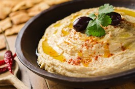 Вкусный израильский хумус - пальчики оближешь! :)