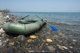 Люди приезжают на озеро Кинерет с разного типа плавательными дивайсами.