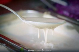 Тхина в маленьком баке, откуда ее кладут на фалафель или шауарму.