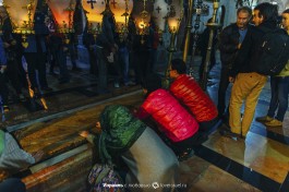 Паломники у Камня Помазания.