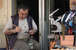 Уличный ремесленник.